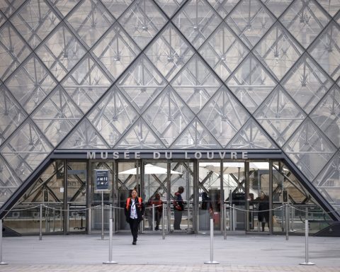 Louvre Museum remains closed after unusual theft