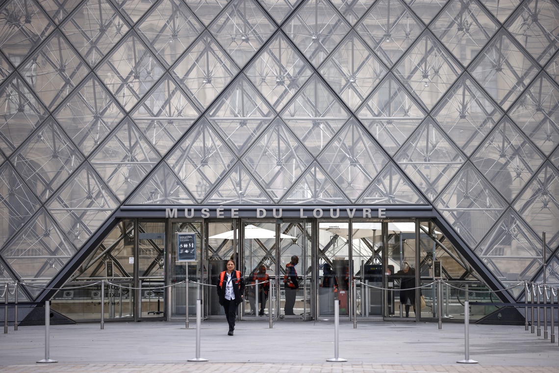 Louvre Museum remains closed after unusual theft