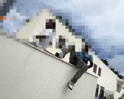 Luxury and misery in Havana: abandoned children live at the doors of a dollar supermarket