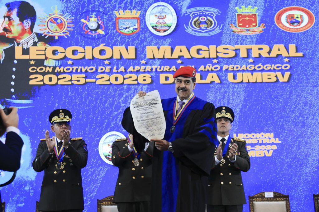 Maduro received Honoris Causa from Venezuelan Military University before "Threats" of the US