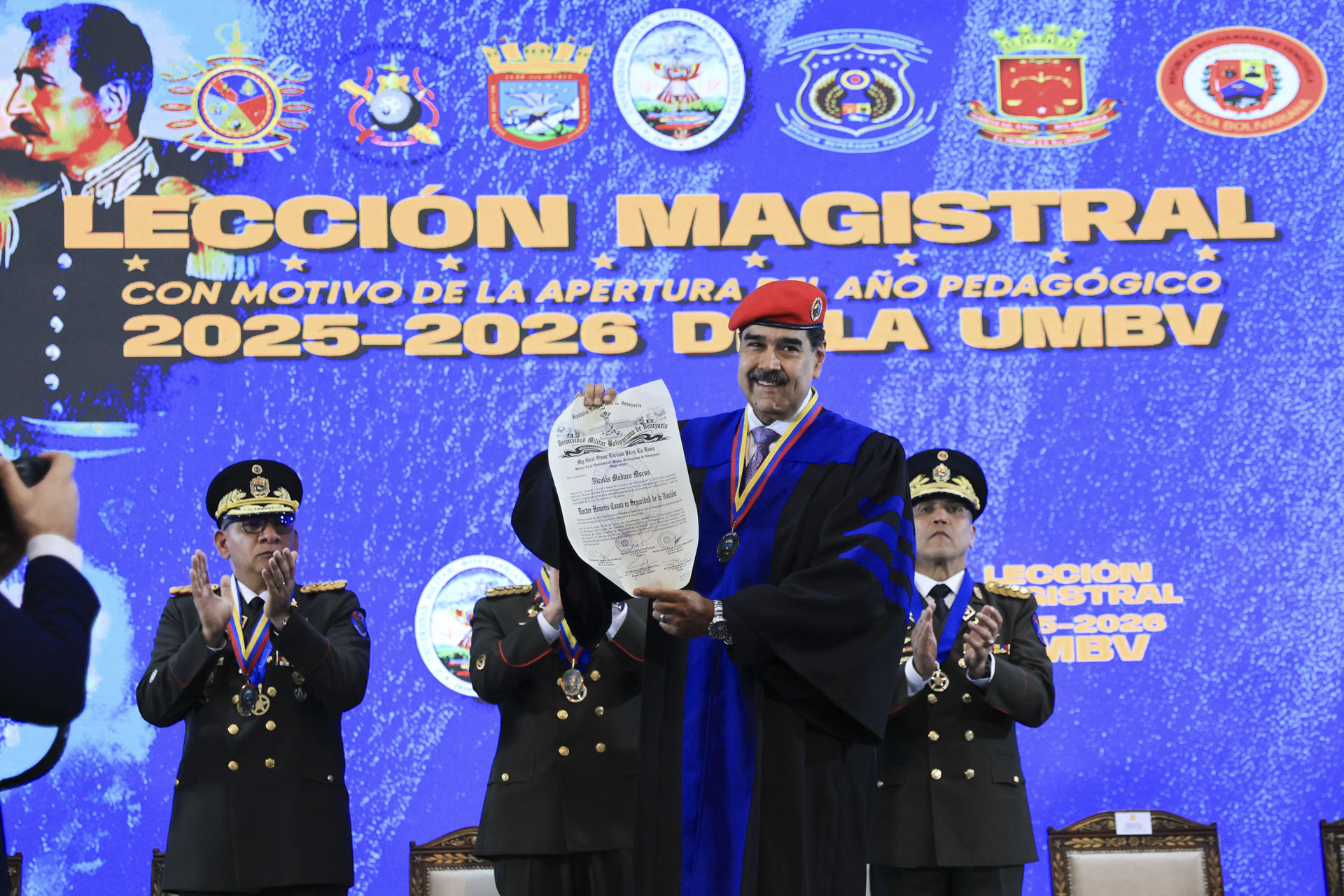 Maduro received Honoris Causa from Venezuelan Military University before "Threats" of the US