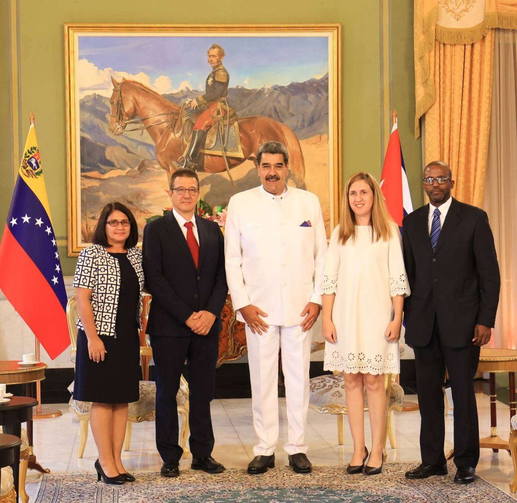 Maduro receives credentials from new ambassadors in the country