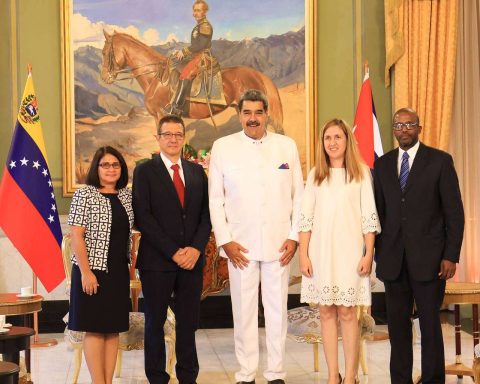 Maduro receives credentials from new ambassadors in the country