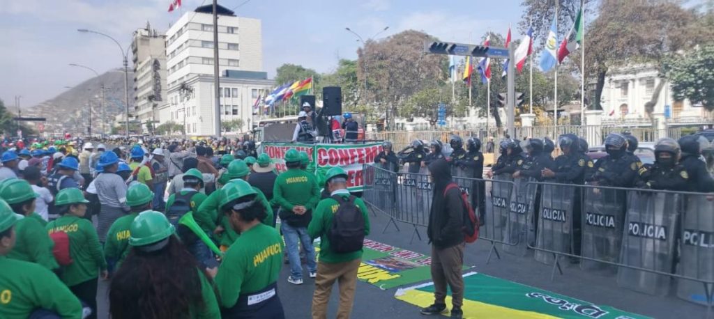 March of informal and illegal miners surrounded Congress