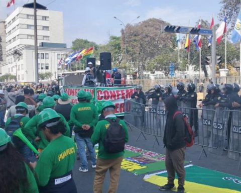 March of informal and illegal miners surrounded Congress