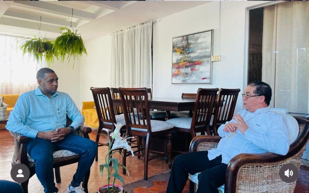 Alcalde y obispo se unen por la salud mental en San Pedro de Macorís