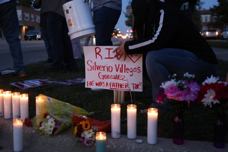 Vigilia por Silverio Villegas, muerto a balazos por un agente de ICE en Chicago el 12 de septiembre. Foto: EFE/EPA/ABLE URIBE.