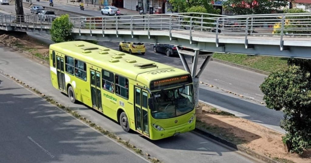 Metrolínea stations in Bucaramanga, in total abandonment due to vandalism and thefts