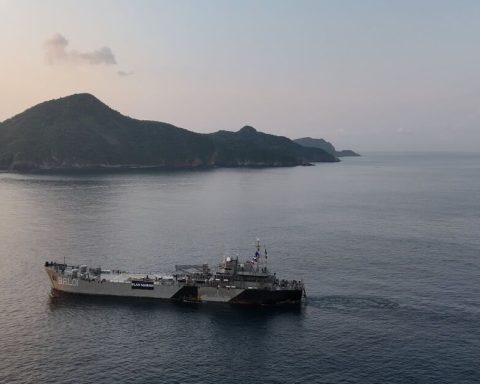 Mexican Navy rescues 28 teenagers from a boat in the Pacific