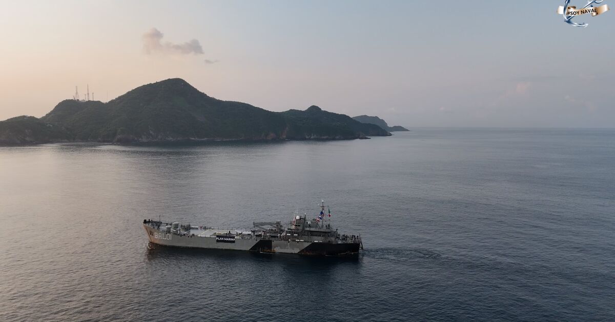 Mexican Navy rescues 28 teenagers from a boat in the Pacific