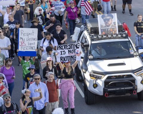 Millions defy Trump at “No Kings” rallies across US