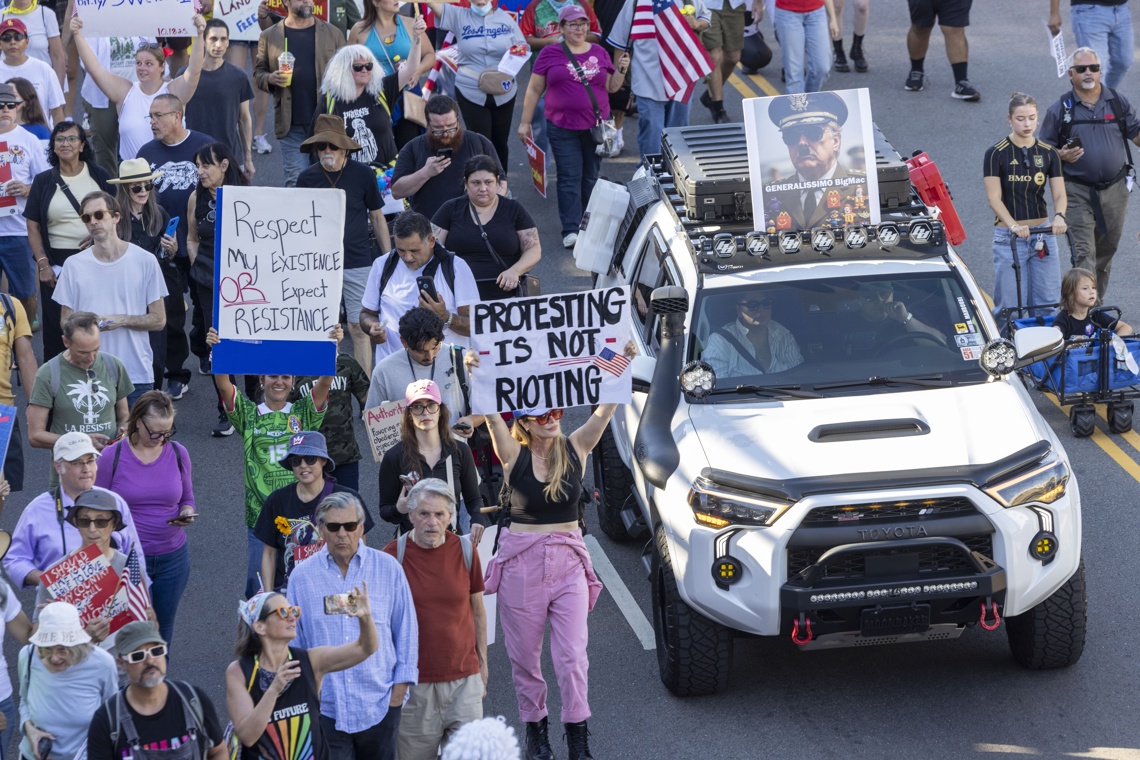 Millions defy Trump at “No Kings” rallies across US