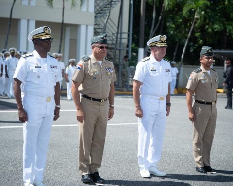 Ministro de Defensa realiza visita de trabajo a la Base Naval “27 de Febrero” y reconoce la labor de la Armada en la defensa de la soberanía nacional