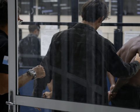 Ministers will hold emergency meeting with Castro this Wednesday