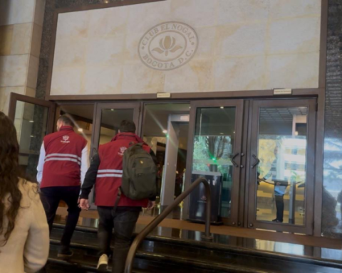 Mintrabajo installs a work table with the El Nogal club after inspection