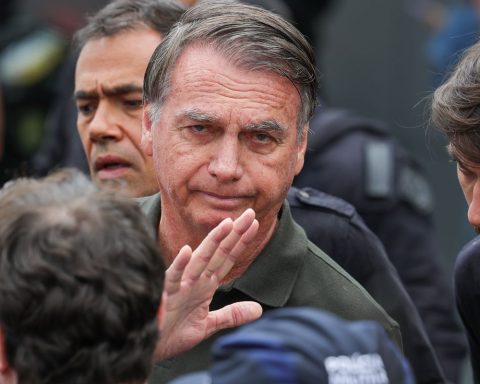 Moraes denies defense request and keeps Bolsonaro under house arrest