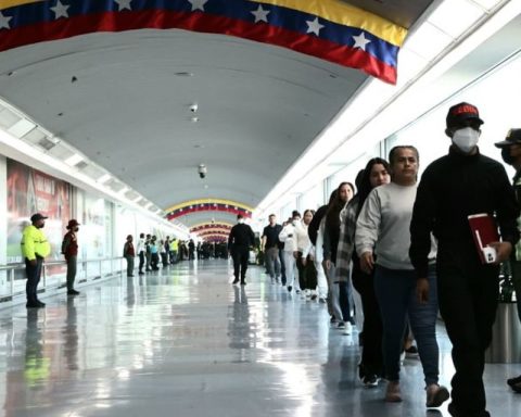 New deportation flight arrives with 283 Venezuelan migrants: nine are boys and girls