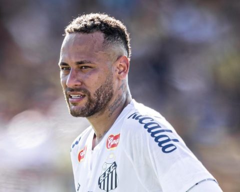 Neymar offers himself