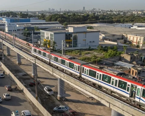Metro de Santo Domingo en una estación elevada