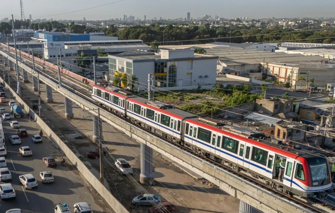 Metro de Santo Domingo en una estación elevada