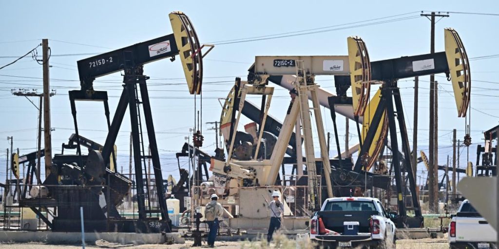 Oil opens the week with falls after the framework of the trade agreement between the US and China