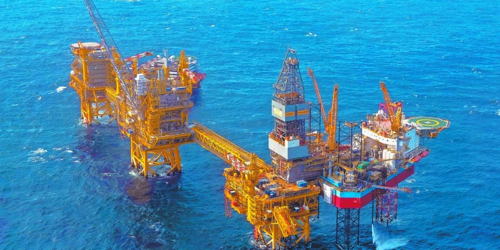 Oil prices close lower due to caution over sanctions against Russia