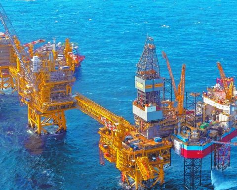 Oil prices close lower due to caution over sanctions against Russia