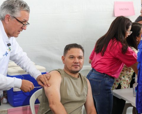 On Vaccination D-Day, Padilha guarantees the safety of immunization