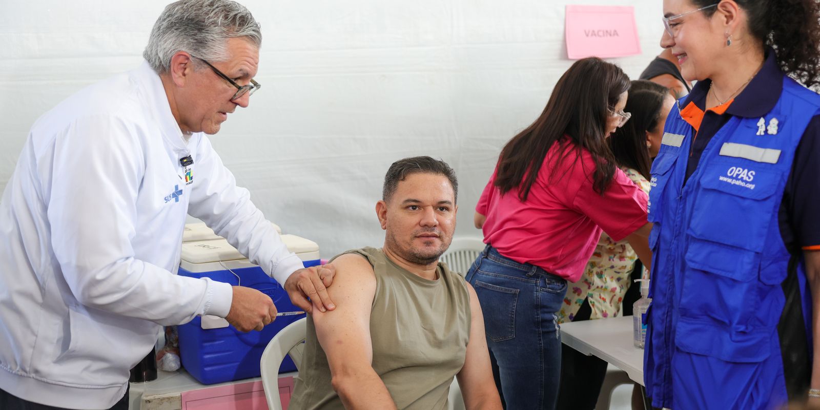 On Vaccination D-Day, Padilha guarantees the safety of immunization