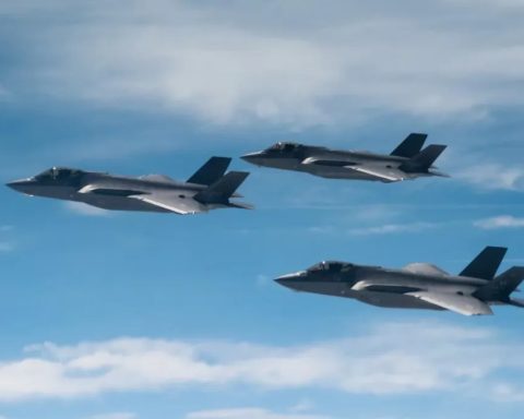 Padrino López denounces overflow of US combat aircraft near the coast of Venezuela