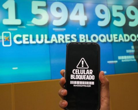 Peru blocks more than 1.5 million cell phones to stop extortion and crimes
