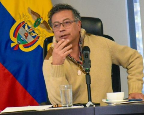 Gustavo Petro lluvias ELN