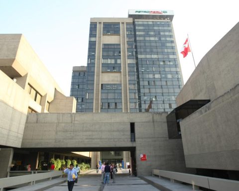 'Petrocambios' without Dina as godmother