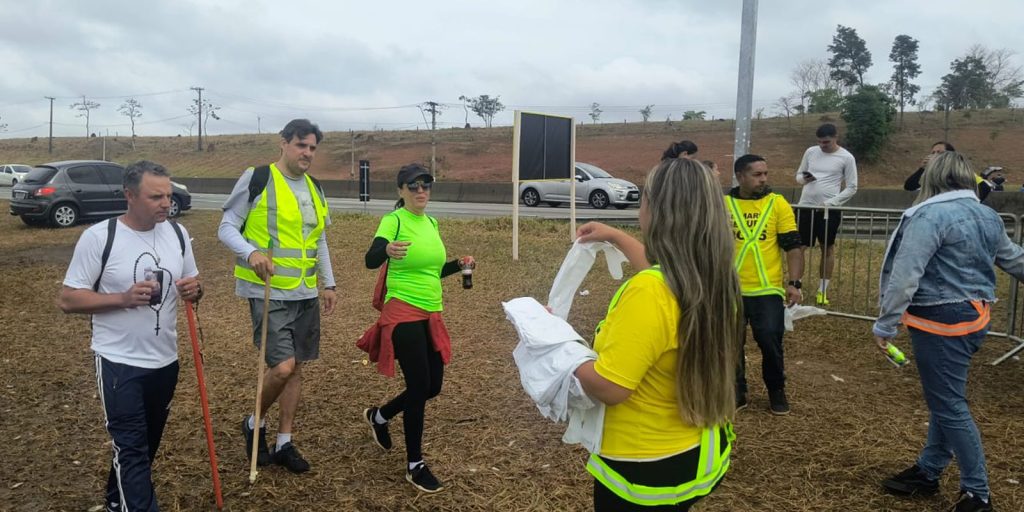 Pilgrims going to Aparecida use support tents on highways in SP
