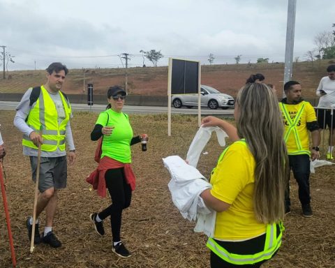 Pilgrims going to Aparecida use support tents on highways in SP