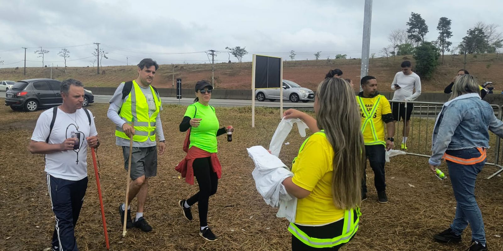 Pilgrims going to Aparecida use support tents on highways in SP