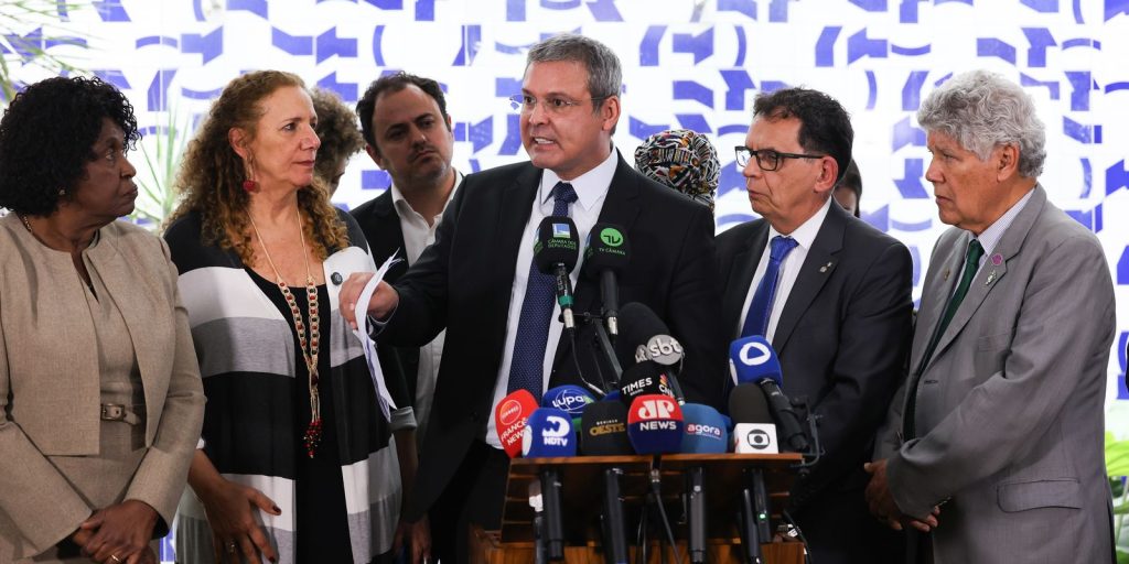 Police operation in Rio receives criticism and defense from federal deputies