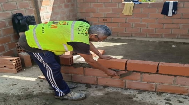 Popular Power builds housing for More Human Cities in Antímano