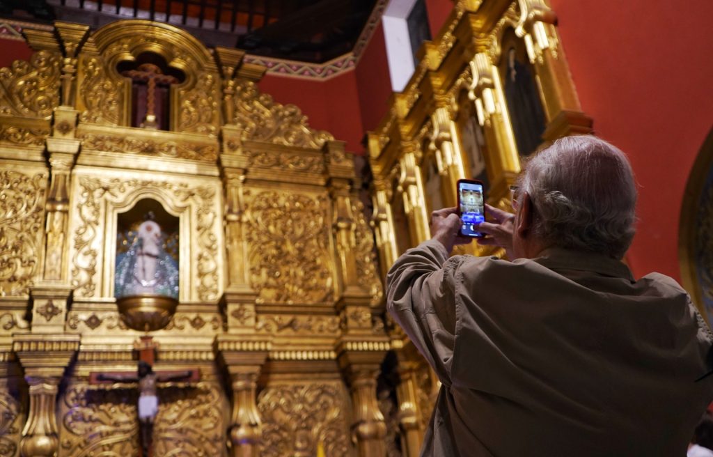 Prayers, tears and joy in La Candelaria church by José Gregorio Hernández and Carmen Rendiles