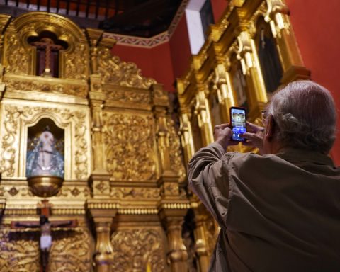 Prayers, tears and joy in La Candelaria church by José Gregorio Hernández and Carmen Rendiles