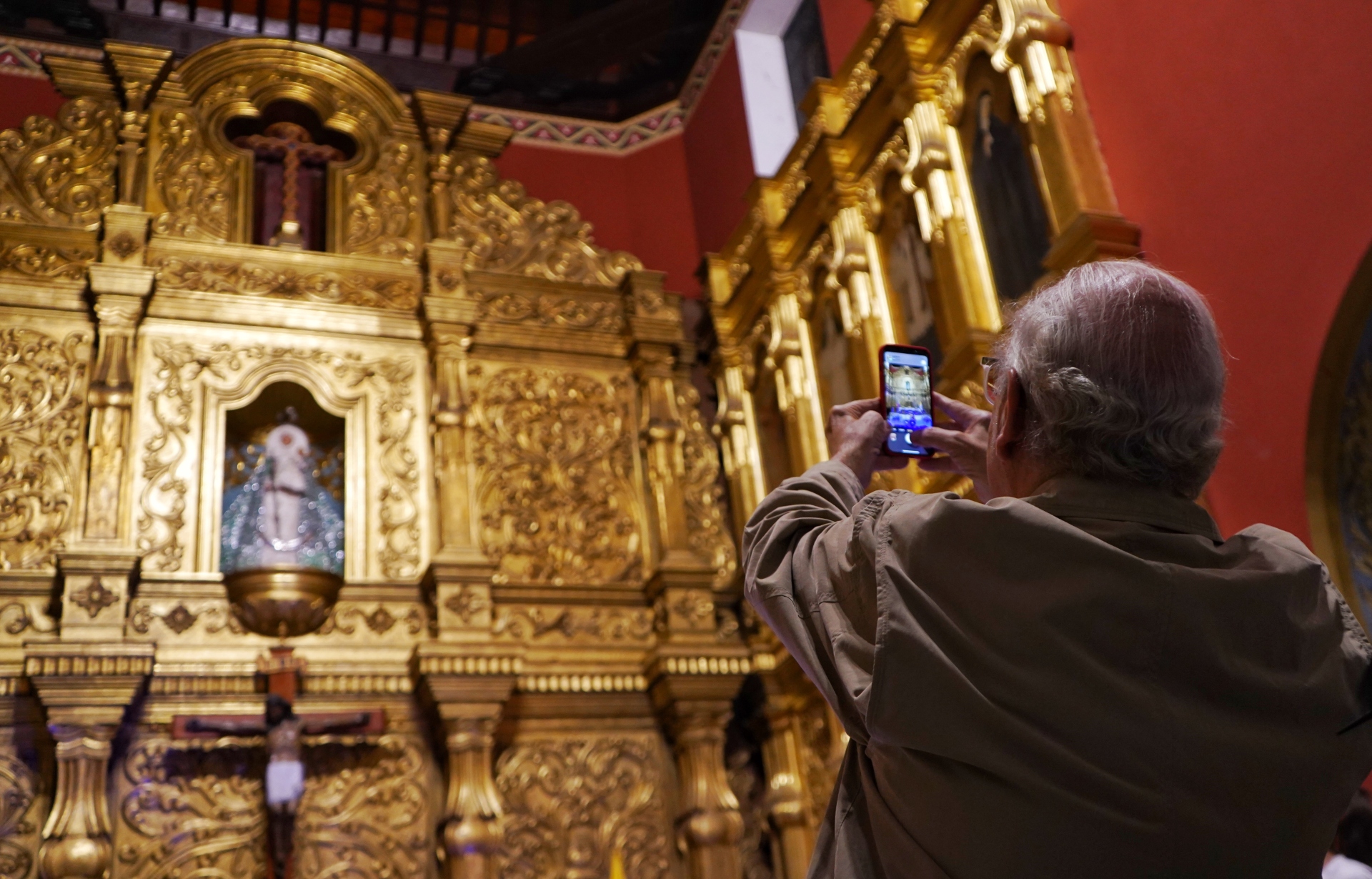 Prayers, tears and joy in La Candelaria church by José Gregorio Hernández and Carmen Rendiles