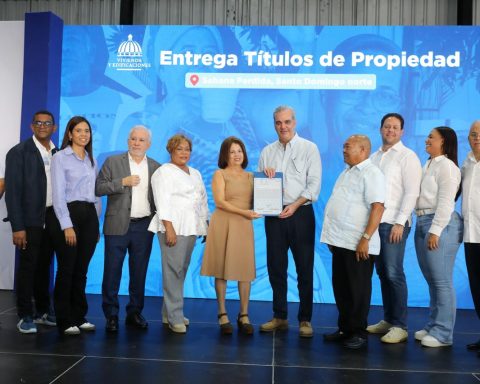 President Abinader delivers 551 property titles in Sabana Perdida