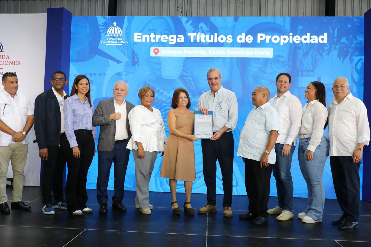 President Abinader delivers 551 property titles in Sabana Perdida