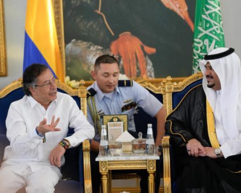 President Petro arrived in Riyadh and met with the crown prince of Saudi Arabia