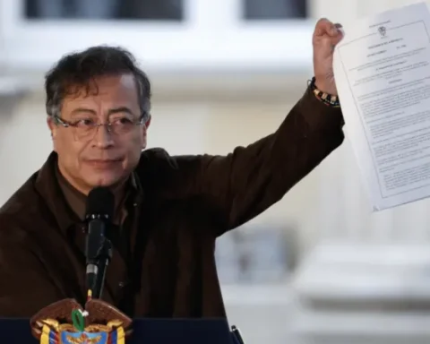 President Petro signs decree to declassify information from the extinct DAS