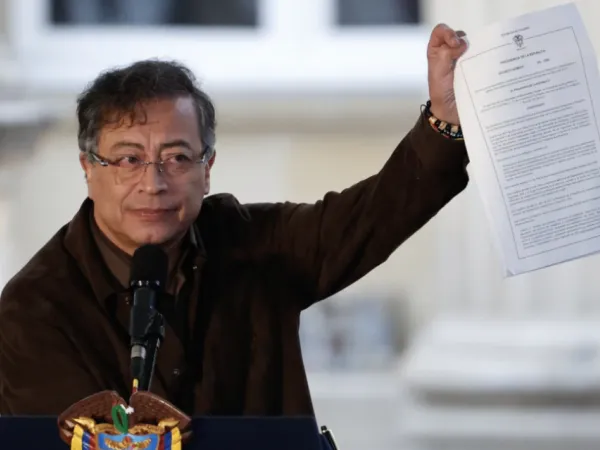 President Petro signs decree to declassify information from the extinct DAS