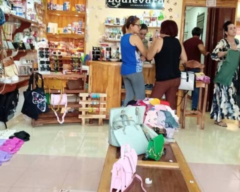 Private workers in Cuba resist joining the single union