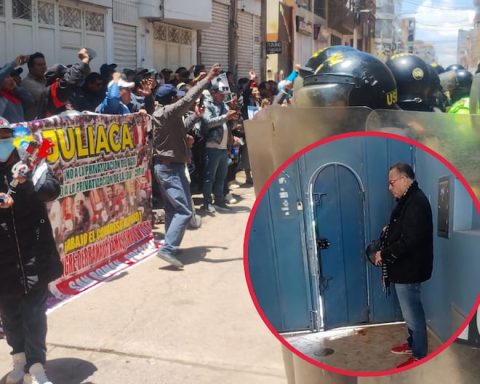 Puno: Phillip Butters was rescued by police amidst a rain of objects and water (VIDEOS)