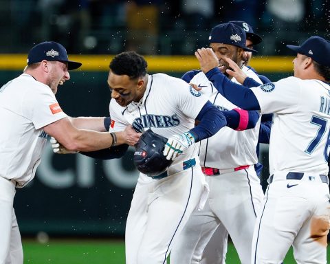 Randy Arozarena's Mariners meet Yariel Rodríguez's Blue Jays in the MLB playoffs