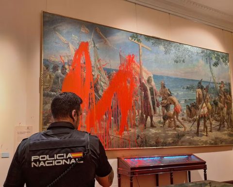 Red paint on Columbus: activists protest against the legacy of the Spanish conquest in America
